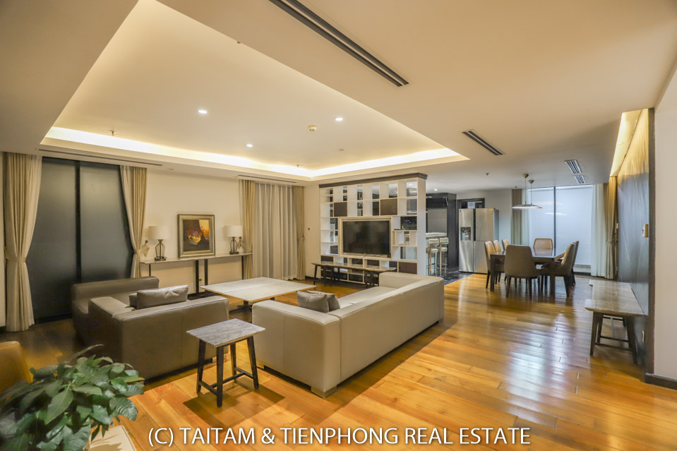 Spacious apartment in Tran Hung Dao Street, Hoan Kiem. 